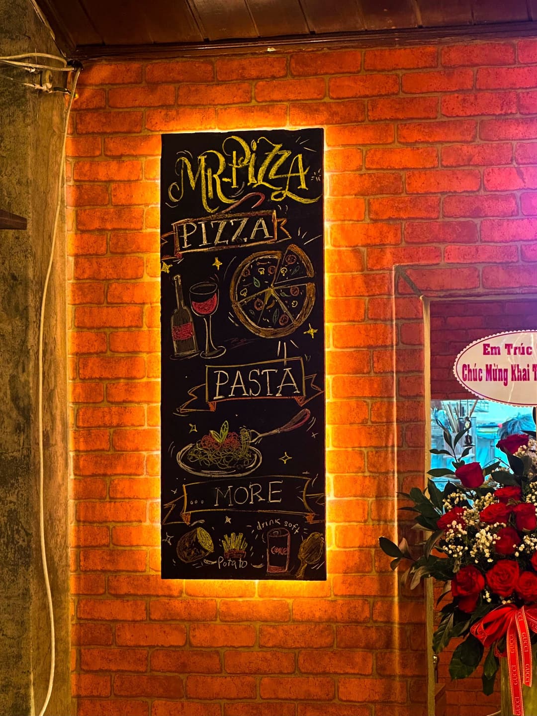 Pizza nướng nóng hổi phô mai kéo sợi